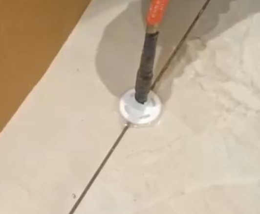 巴彦淖尔瓷砖空鼓维修公司专业解答瓷砖在铺贴过程中，如果没有涂抹均匀到位的粘结材料（如水泥砂浆或瓷砖胶），可能会导致以下问题
